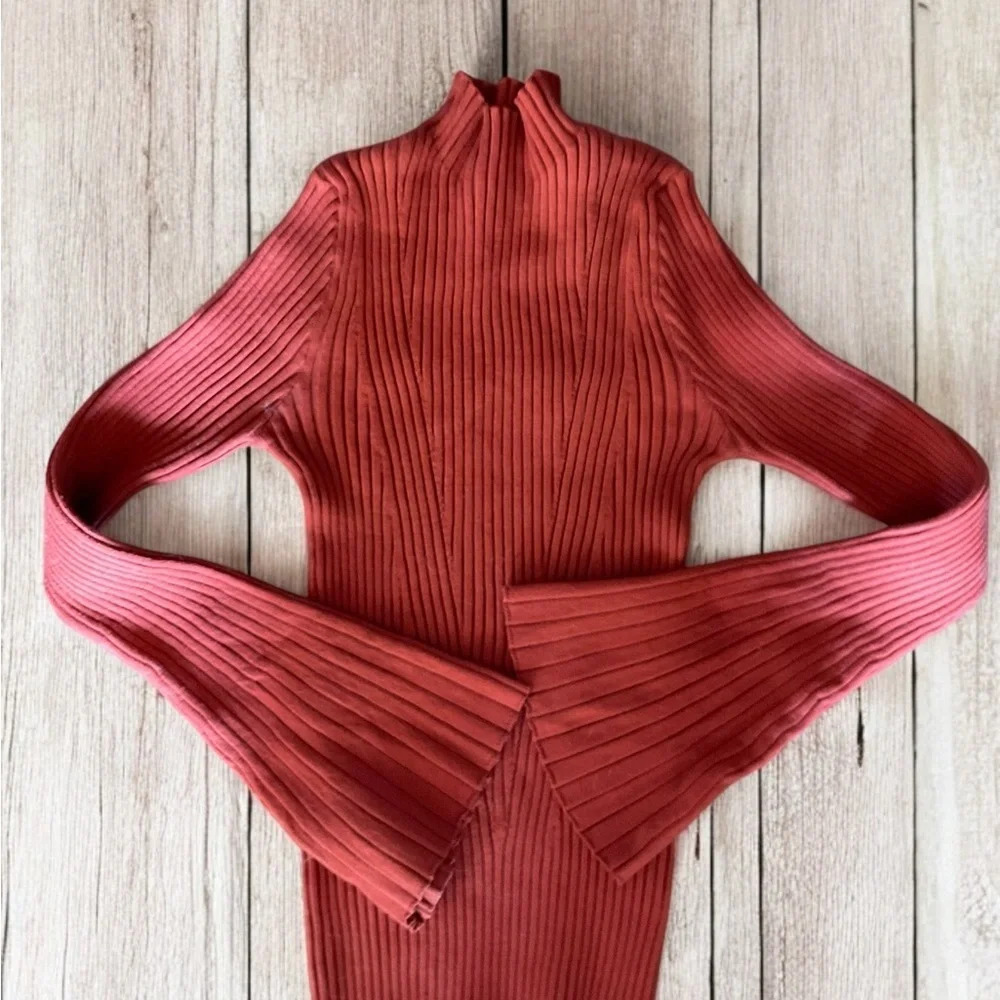 Lu NYC turtle neck with bell sleeves - small - Picture 2 of 3
